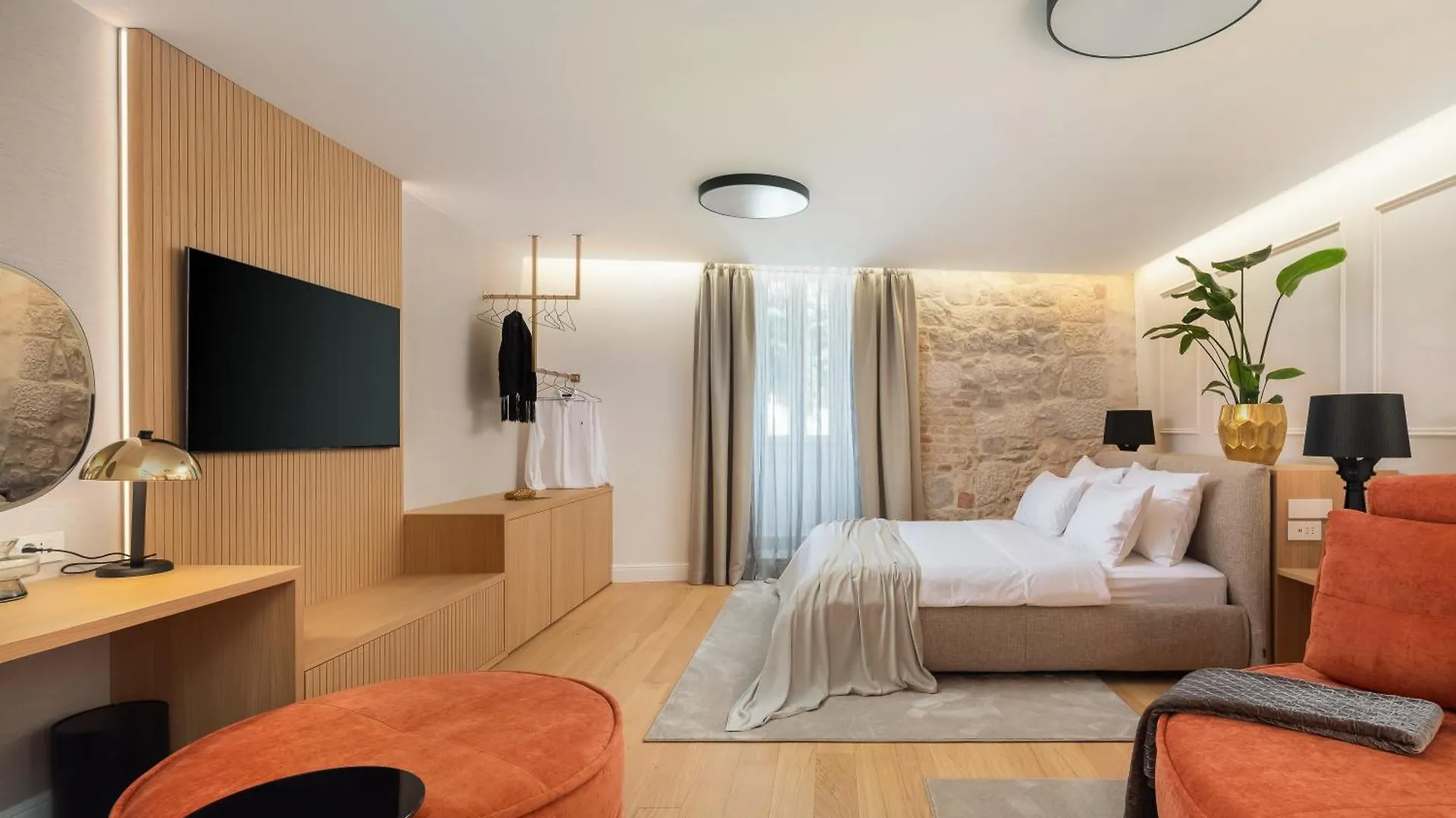 Golden Gate Apartments - Unique Location Split