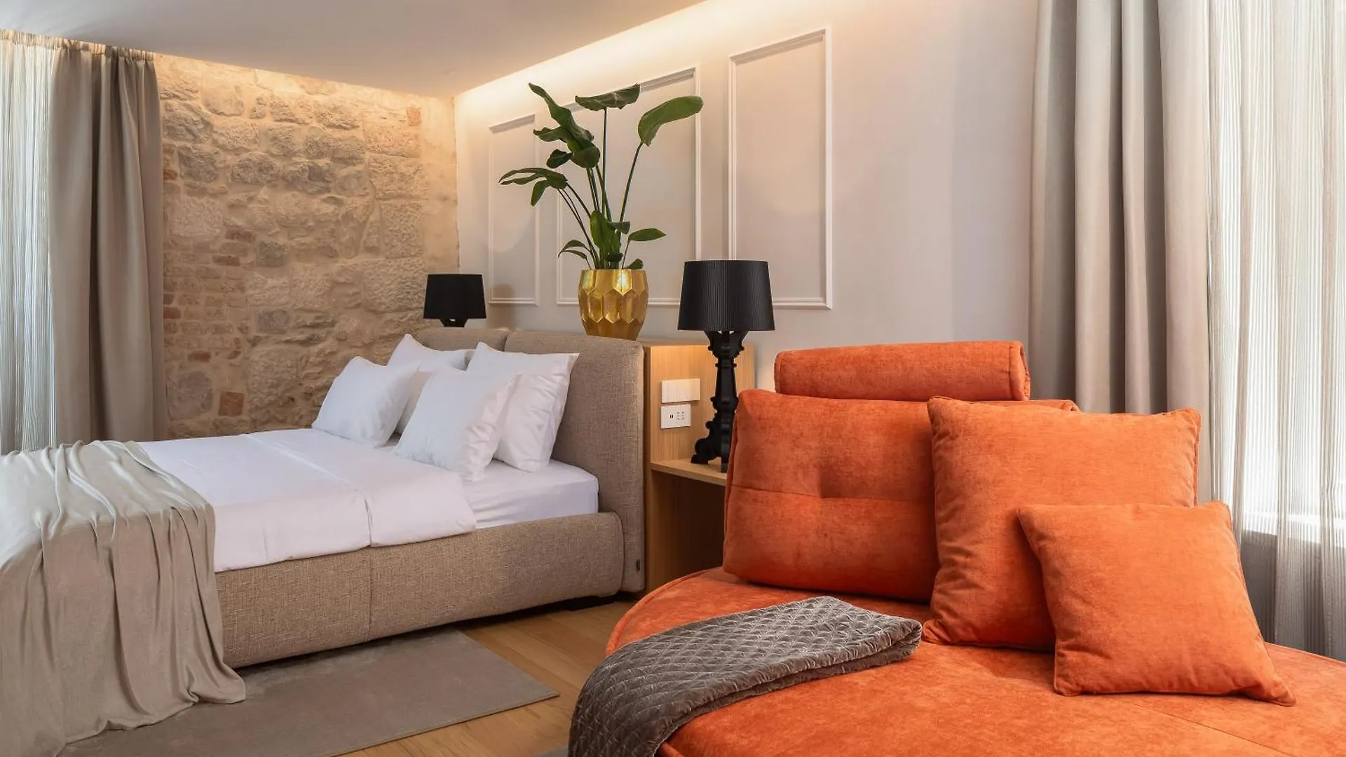 Golden Gate Apartments - Unique Location Split